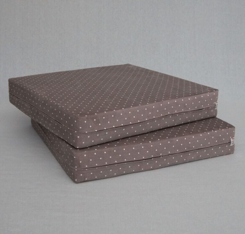 Spielpolster taupe mit Punkt