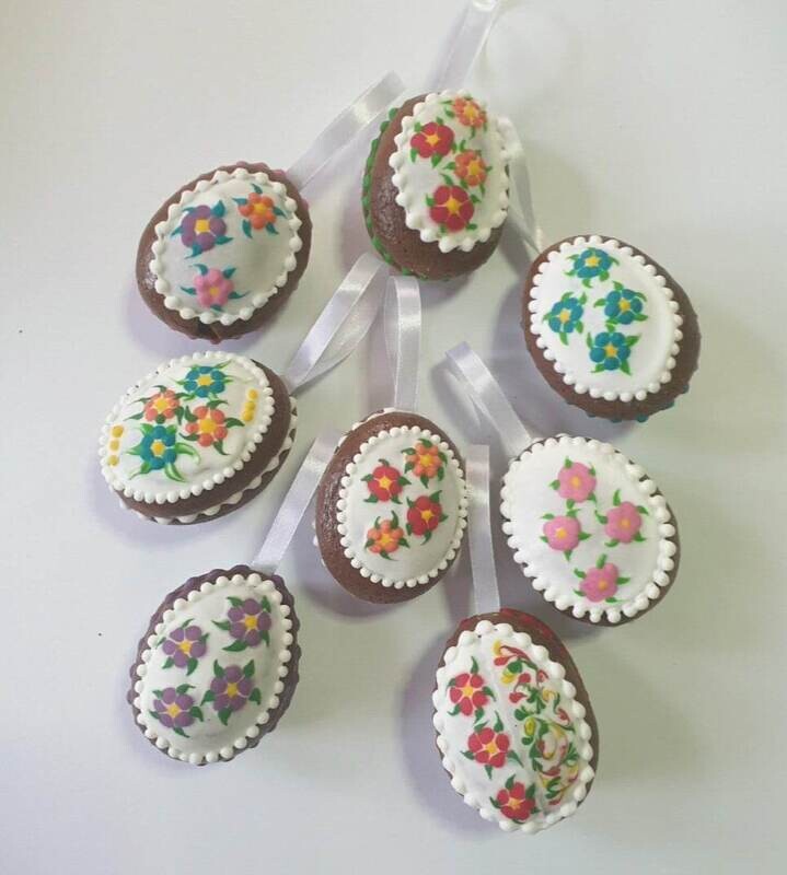 Gevuld ei (8x6x6cm) met bloemen.