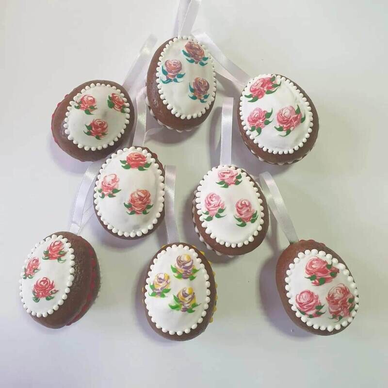 Gevuld ei (8x6x6cm) met rozen.