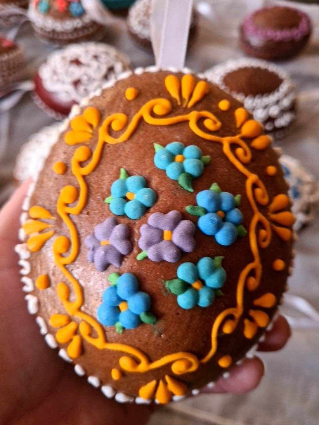 Gevuld ei (10x8x6cm) met bloemen.