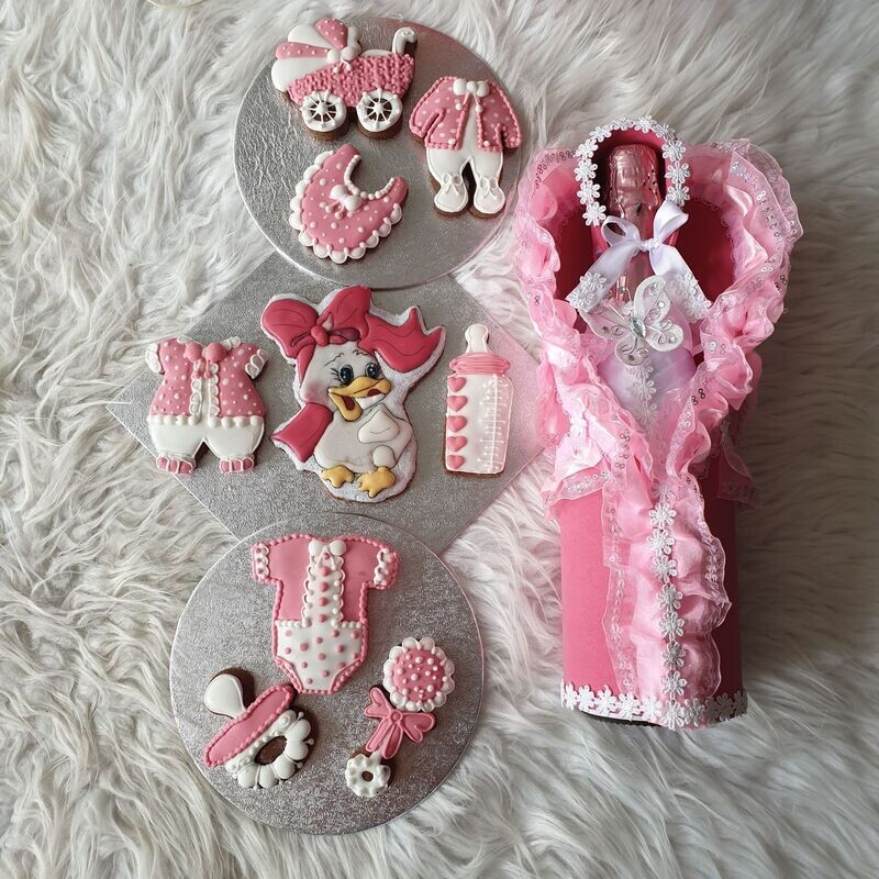 Roze peperkoeken en decoratieve champagne's.