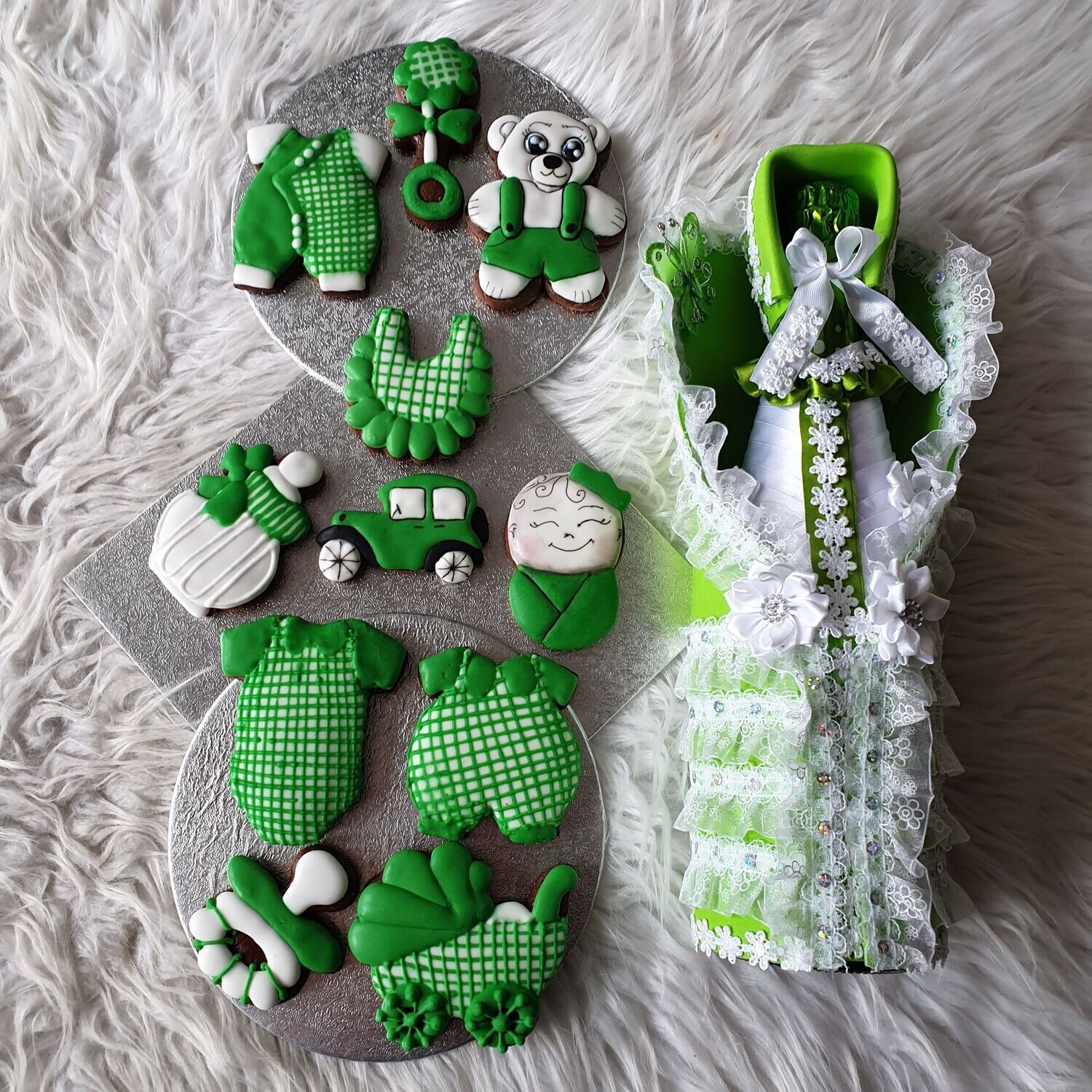 Groene peperkoeken met decoratieve champagne's.