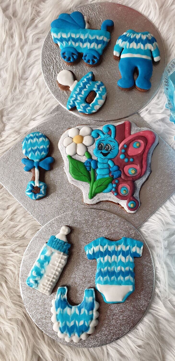 Blauwe peperkoeken met een vlinder.