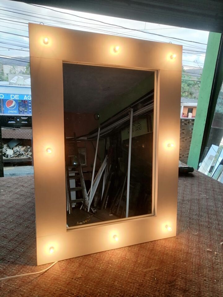 Espejo con iluminación tipo Hollywood
