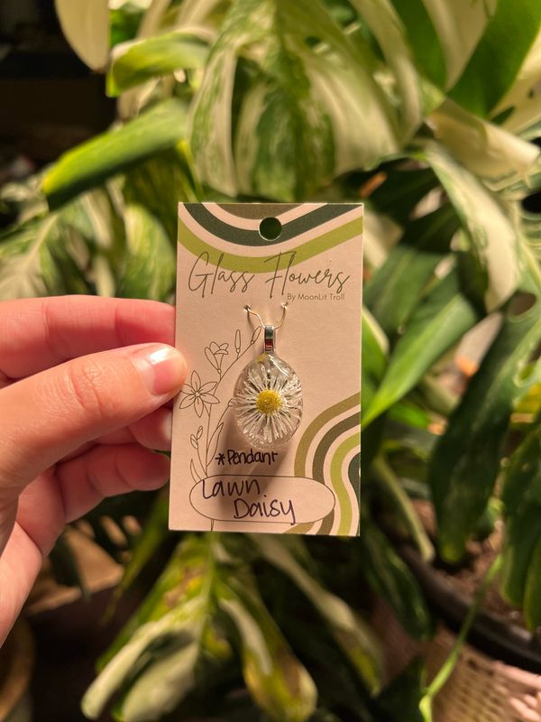 Lawn Daisy Pendant - Oval