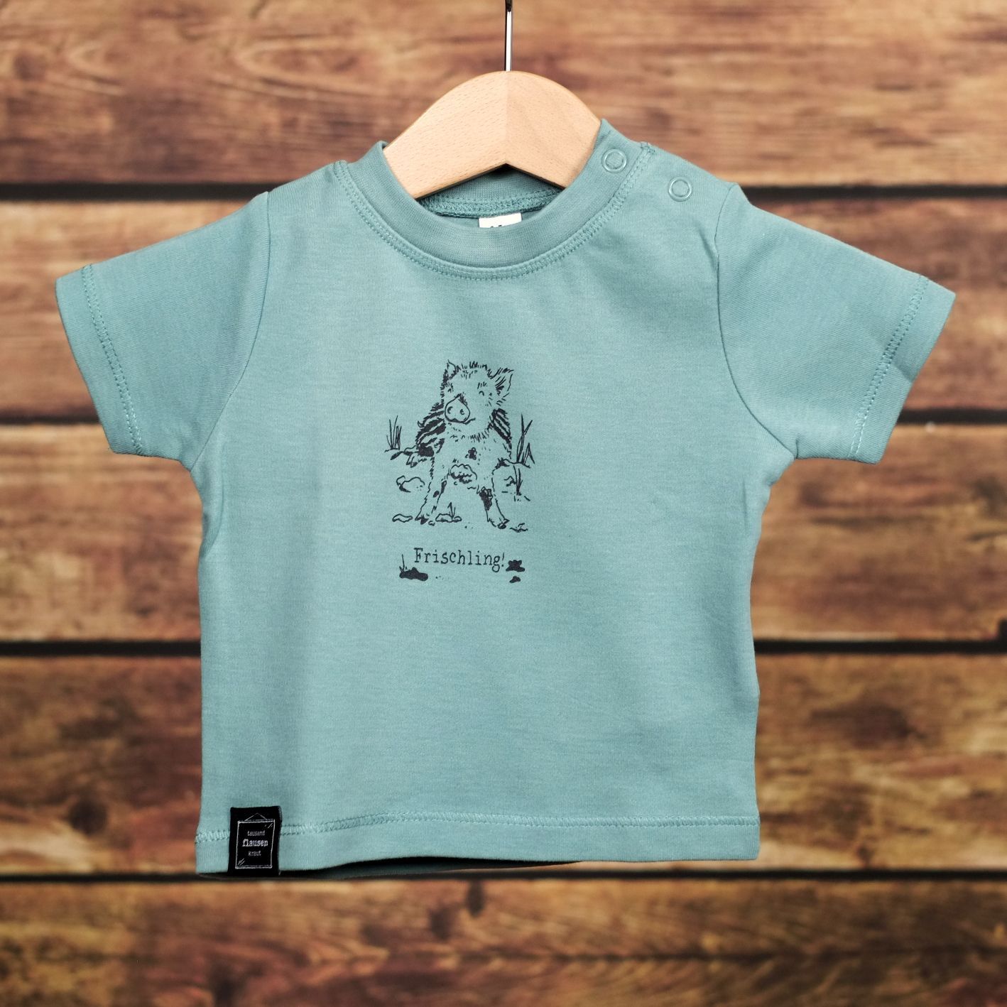 Baby-T-Shirt Baby-T-Shirt "Frischling" Sagegreen