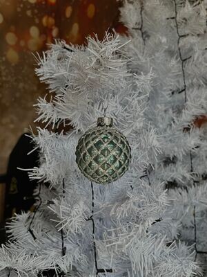 Boule de Noël pailletée vert turquoise et argent effet pomme de pin