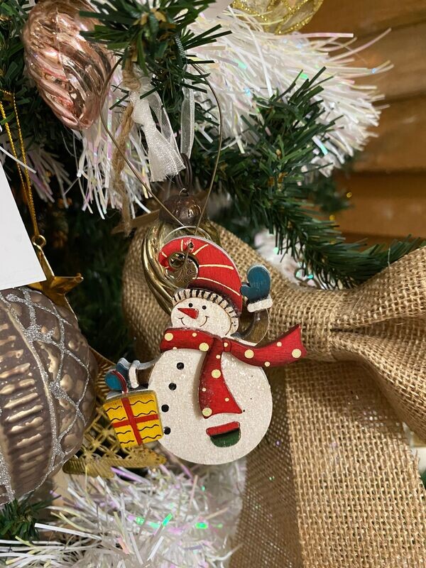 Suspension bonhomme de neige cadeau jaune