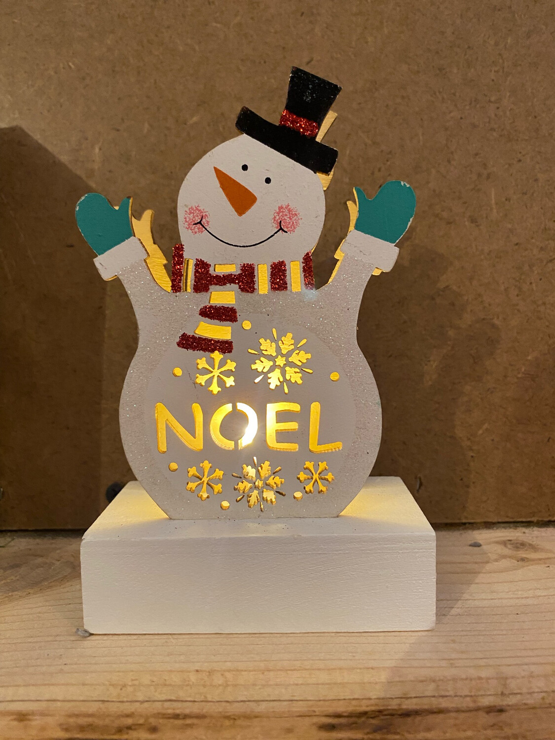 Bonhomme de neige en bois lumineux