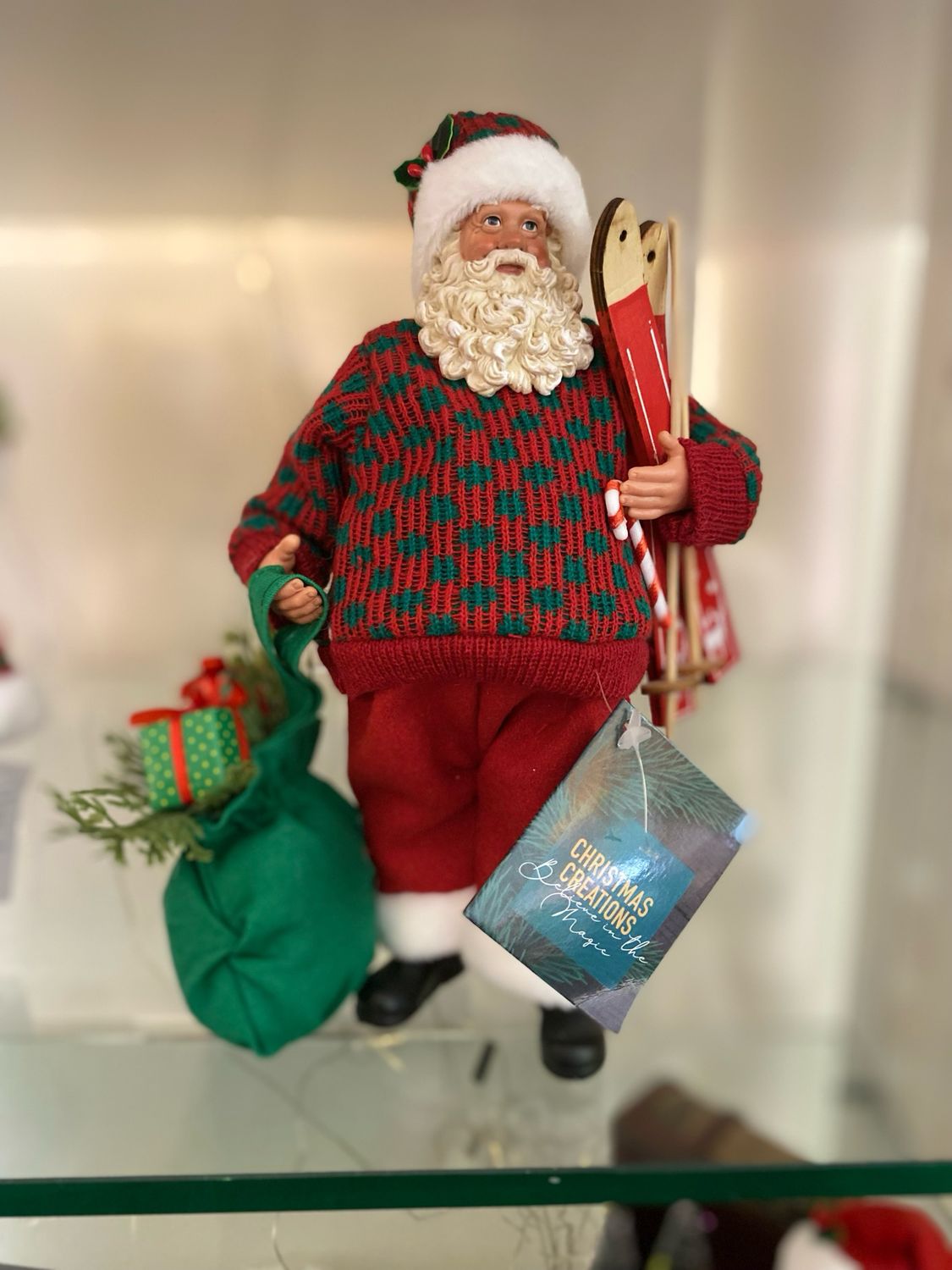 ​Père Noël de 28 cm avec son pull rayé rouge et vert sa hotte et sa paire de ski