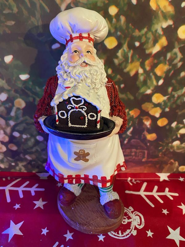 Santa chef with cake poly