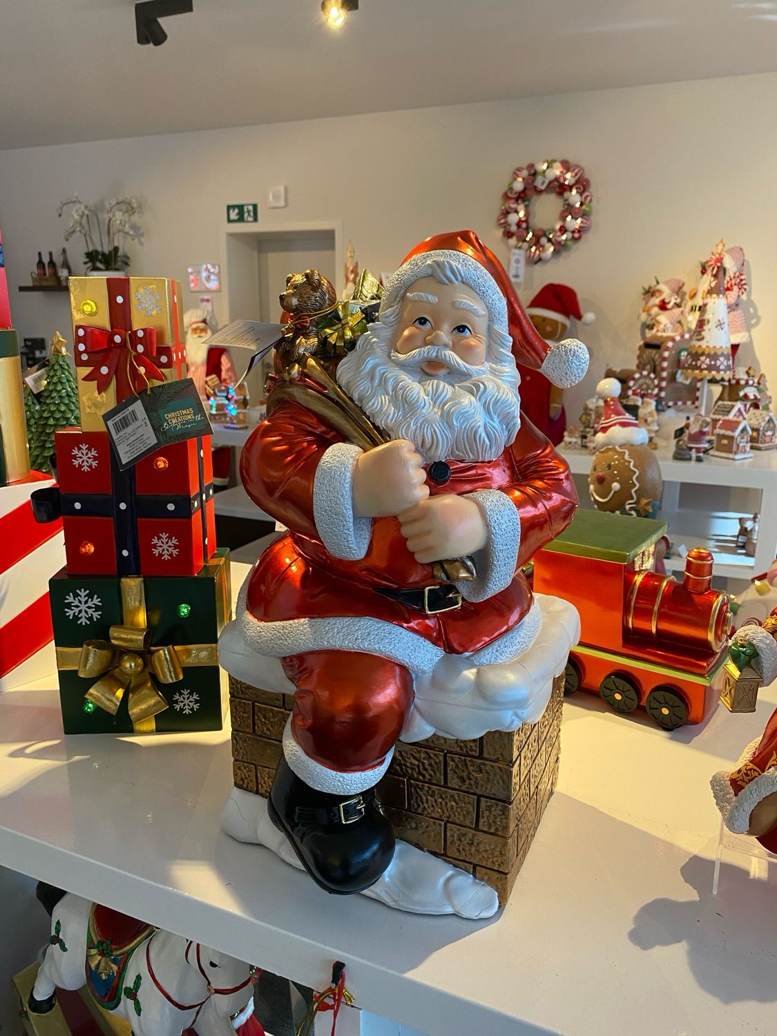 Père noël assis sur la cheminée