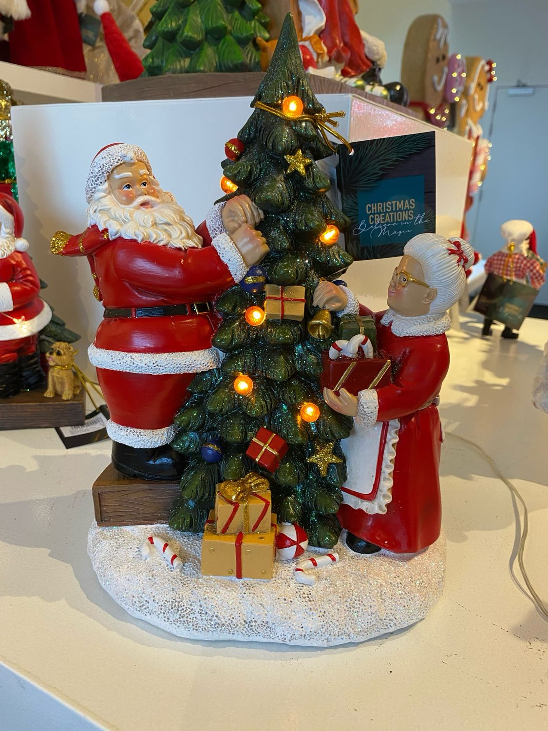 Père et Mère Noël avec arbre