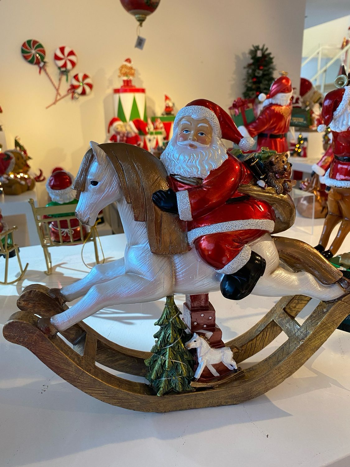 Père Noël sur cheval à bascule