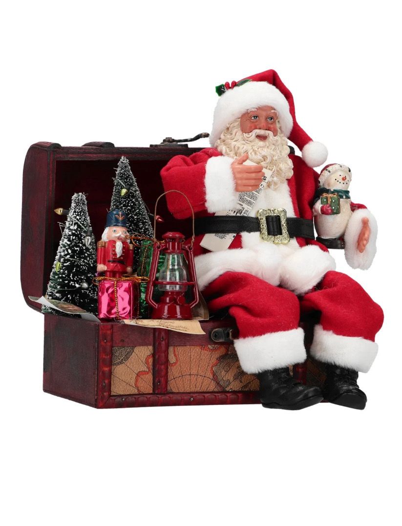 Père Noël assis sur un coffre