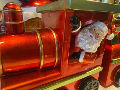 Les articles de Noël, un père noël dans un train