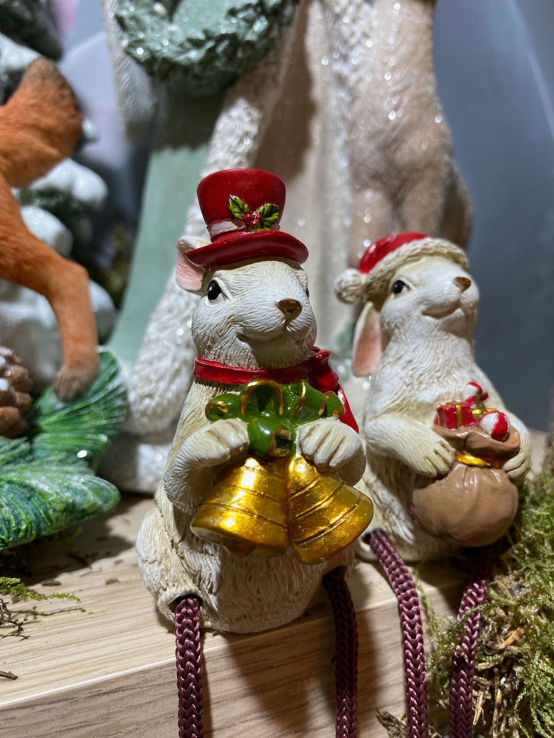 4 Lapins blancs de noël jambes pendantes