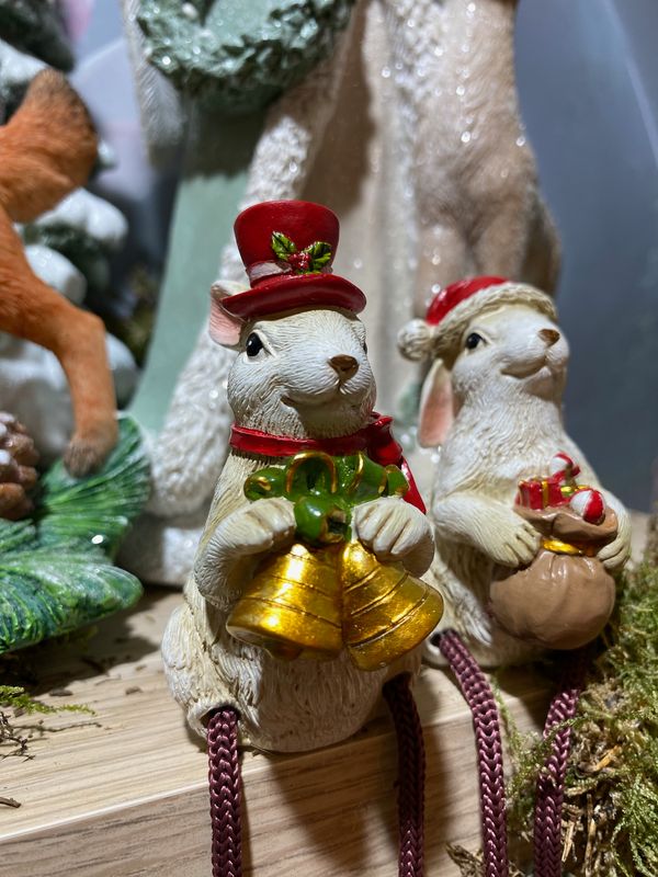 4 Lapins blancs de noël jambes pendantes