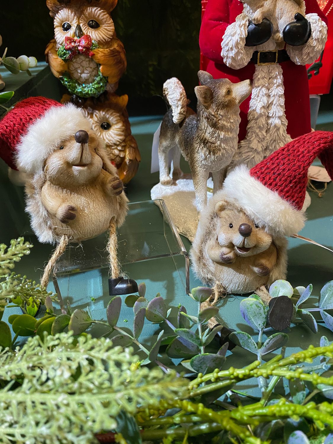 2 Hérissons de noël bonnet laine jambes pendantes