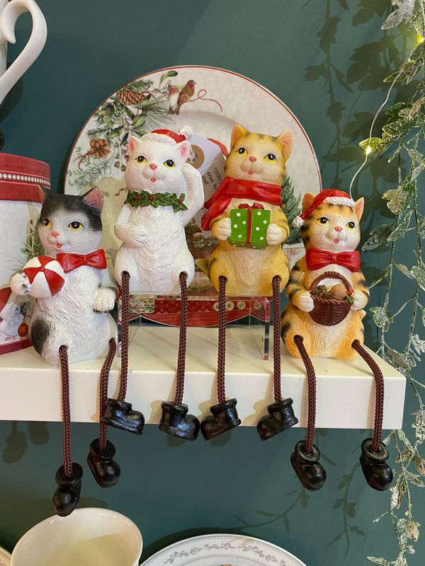 4 chats de Noël jambes pendantes