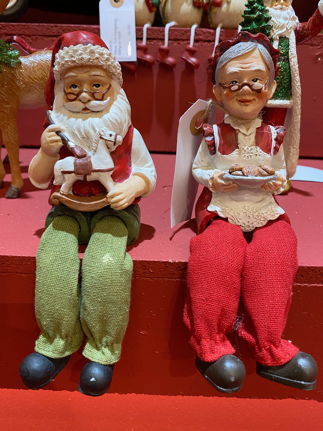 Père et Mère Noël jambes pendantes