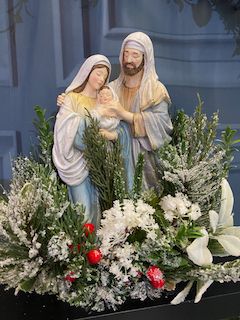 Crèche sainte polyresine dans les fleurs