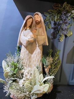 Crèche sainte famille polyresine dans les fleurs