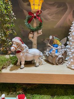 Fée dans son carrosse tiré par un poney blanc