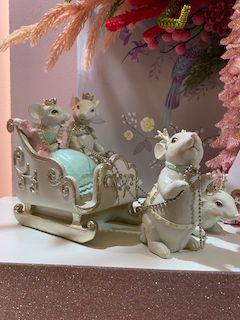 Couple royal de souris dans un traineau