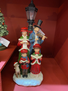 Chanteur de dickens sous lampadaire