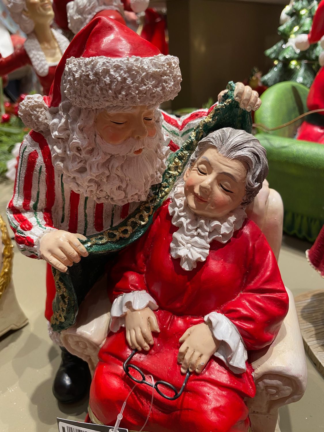 Père noël recouvrant Mère Noel endormie dans son fauteuil