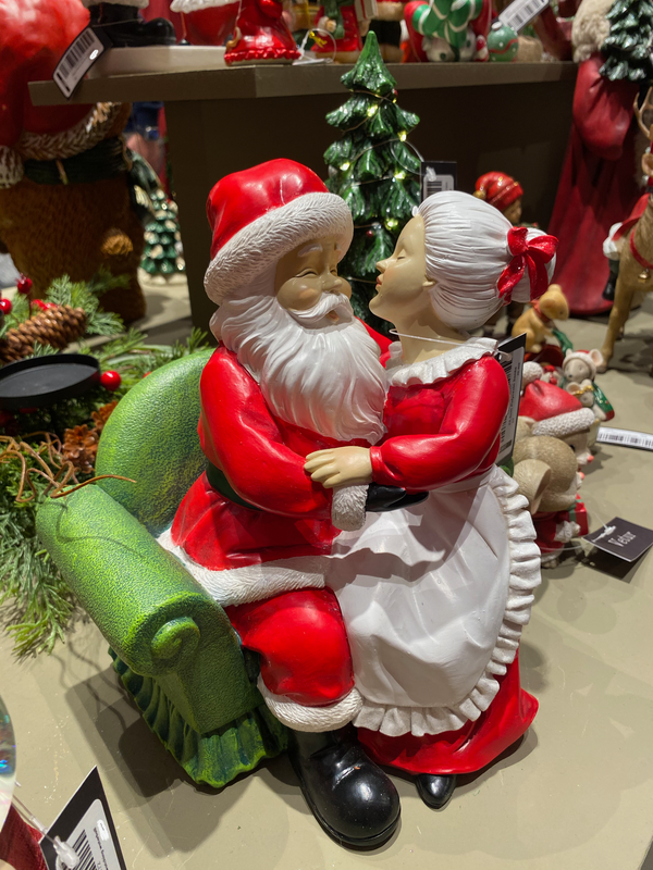 Père et Mère Noël assis dans un fauteuil vert