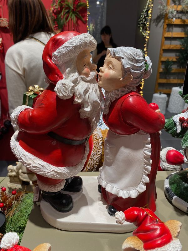 Couple de Santa faisant un bisou