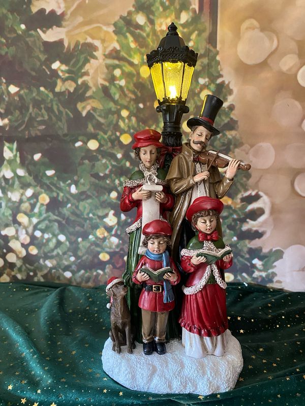 Chanteur de dickens sous lampadaire
