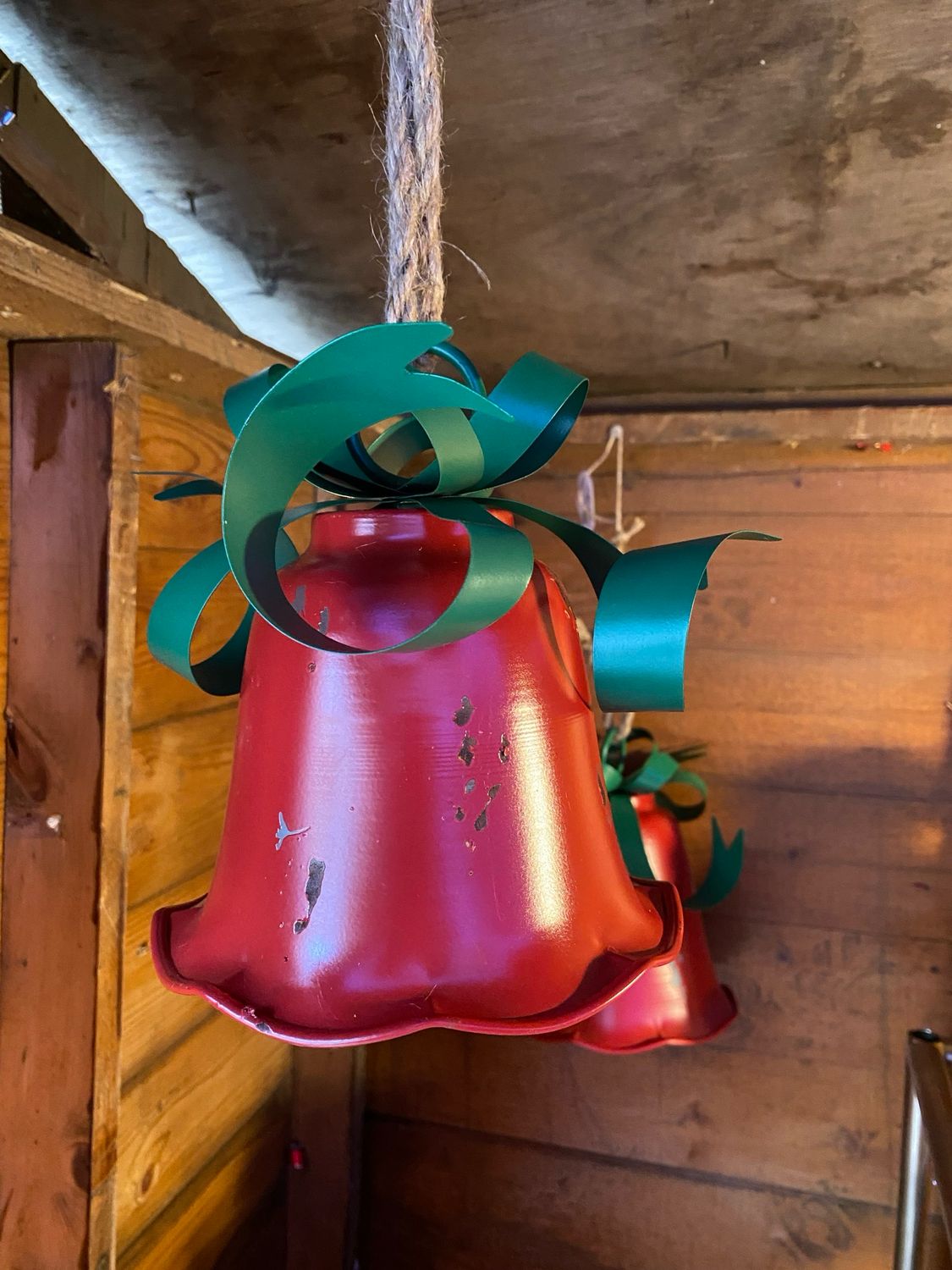 Cloche rouge et vert vintage moyen modèle