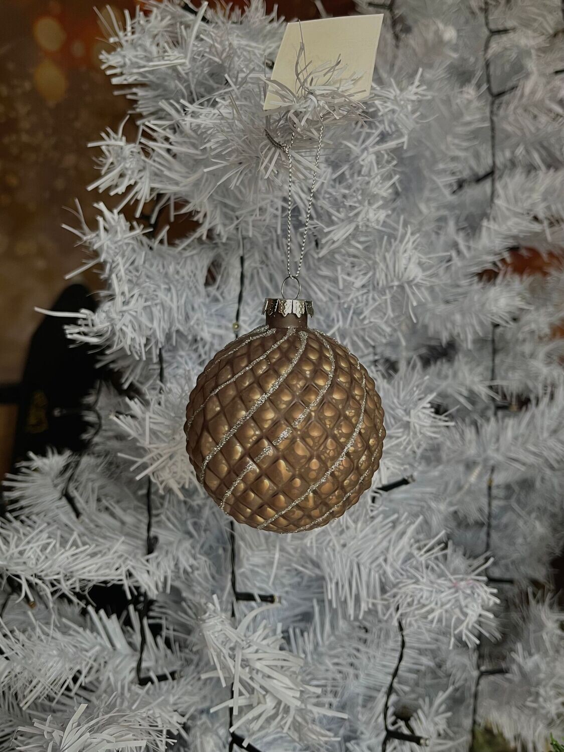 Boule marron argentée effet pomme de pin Boule marron argentée effet pomme de pin