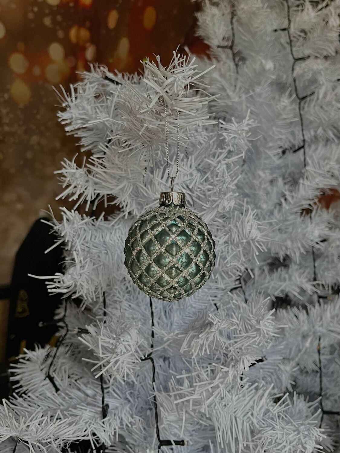 Boule de Noël pailletée vert turquoise et argent effet pomme de pin Boule de Noël pailletée vert turquoise et argent effet pomme de pin