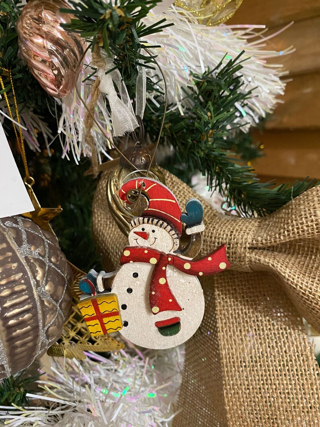 Suspension bonhomme de neige cadeau jaune Suspension bonhomme de neige cadeau jaune