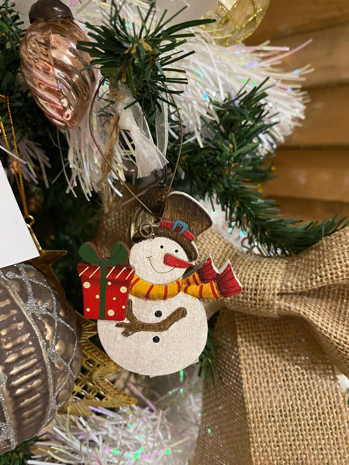 Suspension bonhomme de neige cadeau rouge Suspension bonhomme de neige cadeau rouge