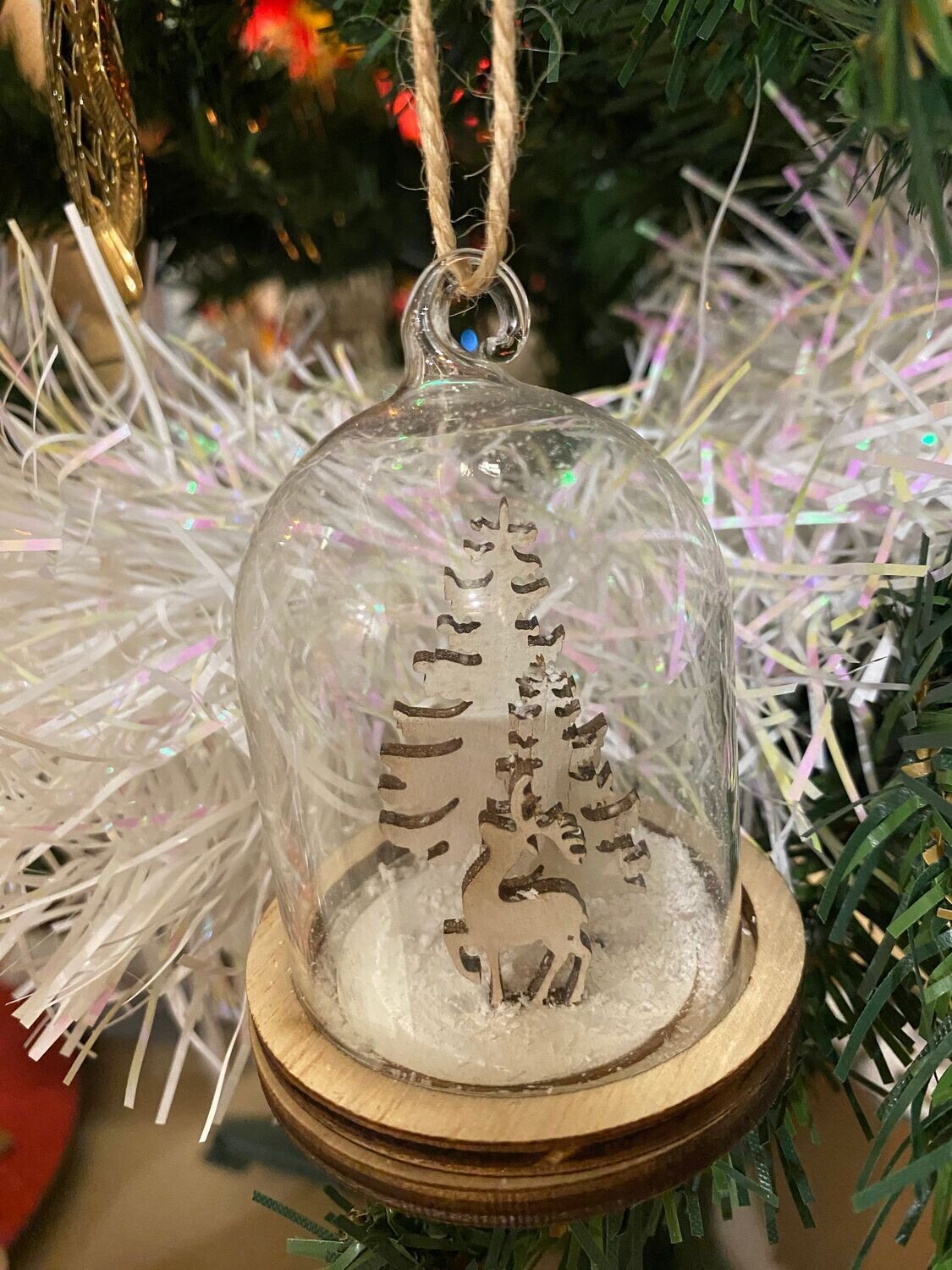 Verre décoratif avec socle en bois sapin et renne Verre décoratif avec socle en bois sapin et renne