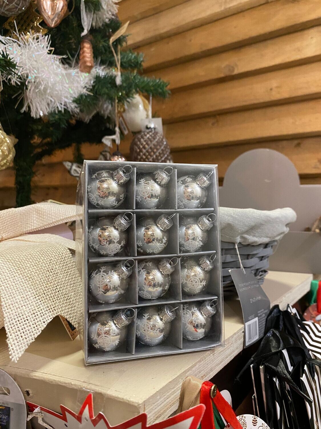 Coffret boules de noël en argent et flocons Coffret boules de noël en argent et flocons
