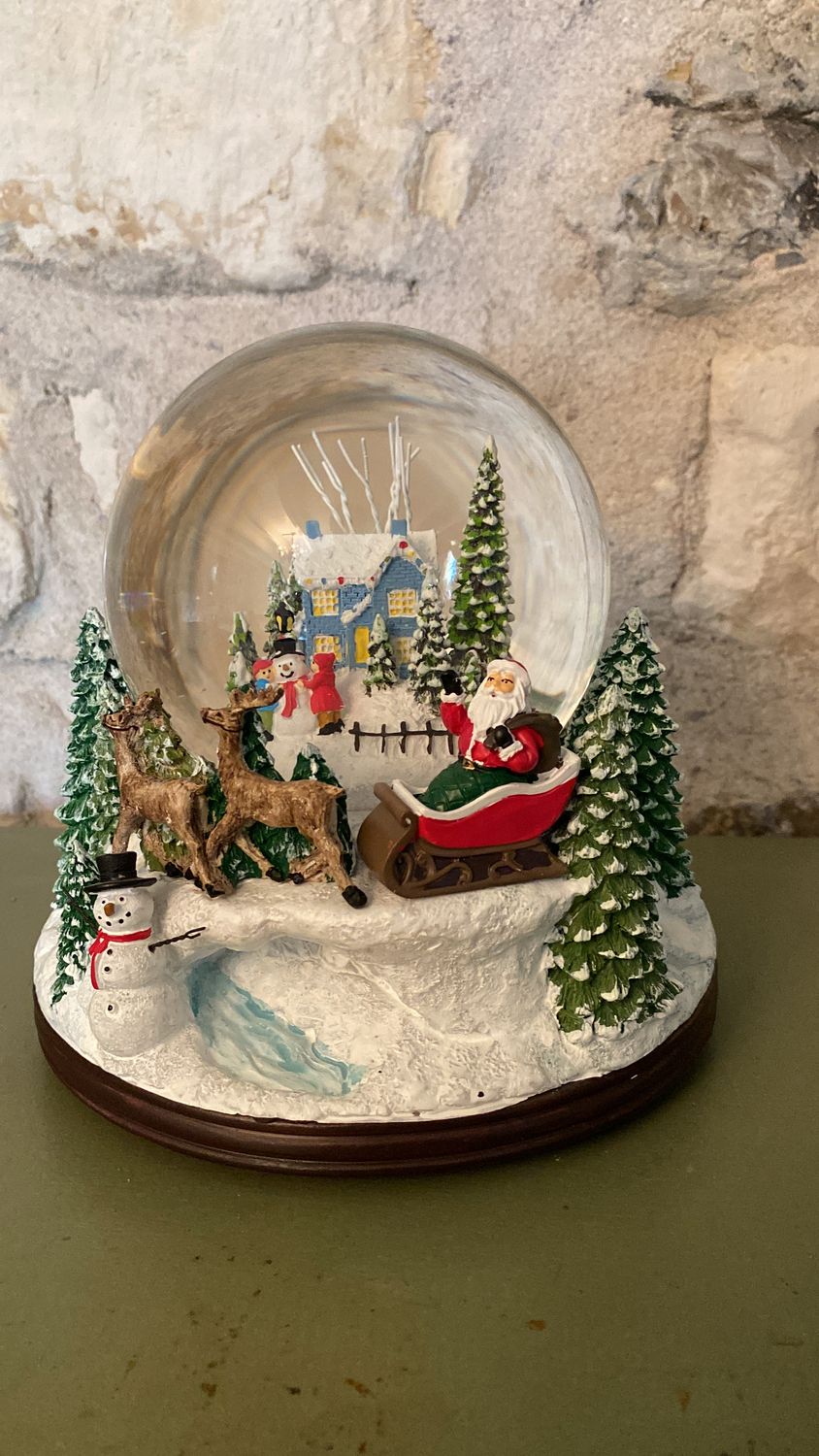 Boule à neige maison enneigée et traineau du Père Noël Boule à neige maison enneigée et traineau du Père Noël