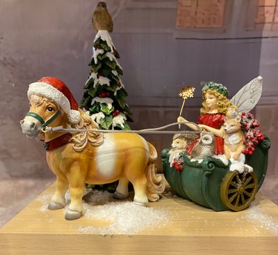 Fée dans son carrosse enchanté tiré par un poney de Noël Fée dans son carrosse enchanté tiré par un poney de Noël