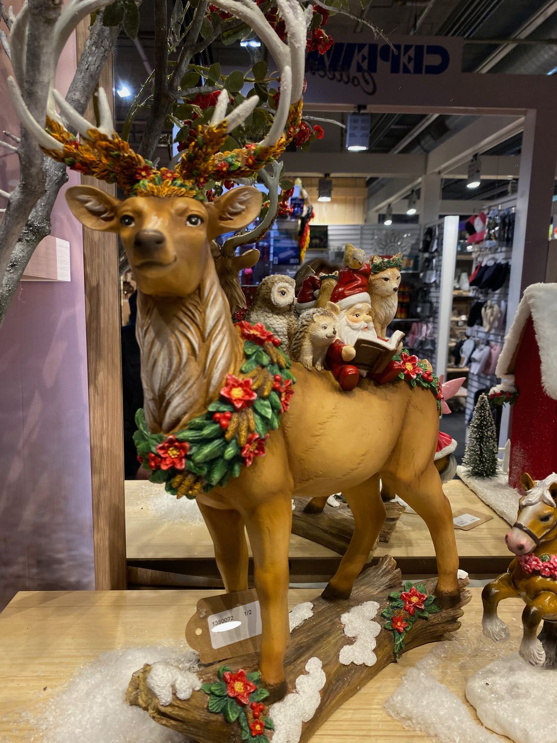 Renne de Noël avec animaux et lutin lecteur – 45 cm Renne de Noël avec animaux et lutin lecteur – 45 cm
