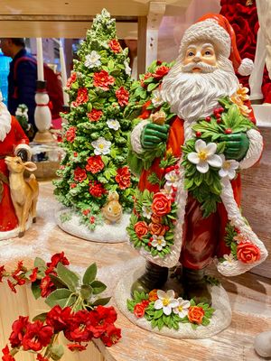Père Noël rouge fleuri – 25 cm Père Noël rouge fleuri – 25 cm