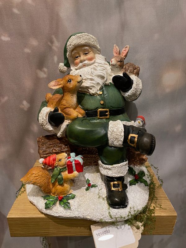 Père Noël assis vert avec animaux – 19 cm Père Noël assis vert avec animaux – 19 cm