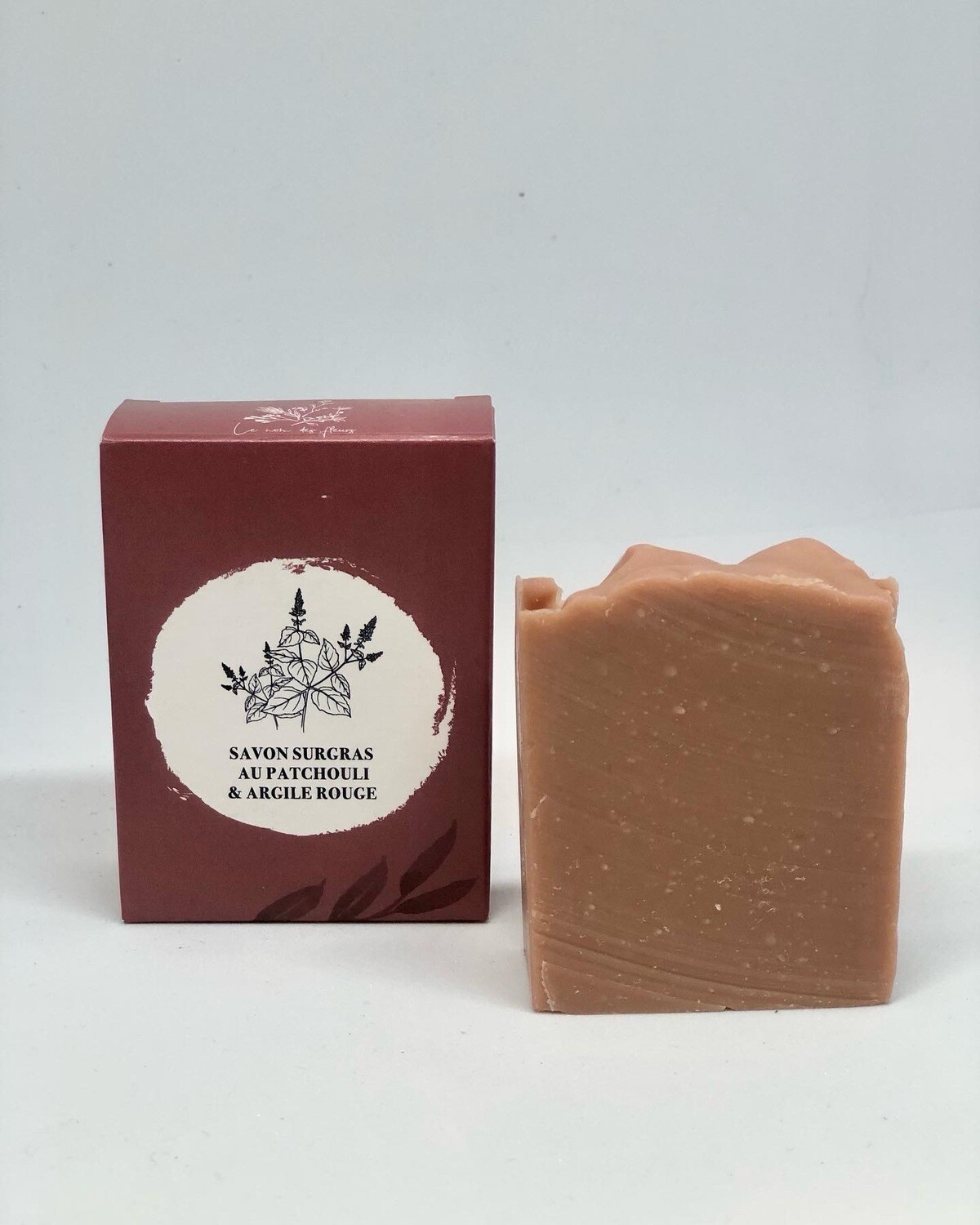 Savon surgras au patchouli et argile rouge.