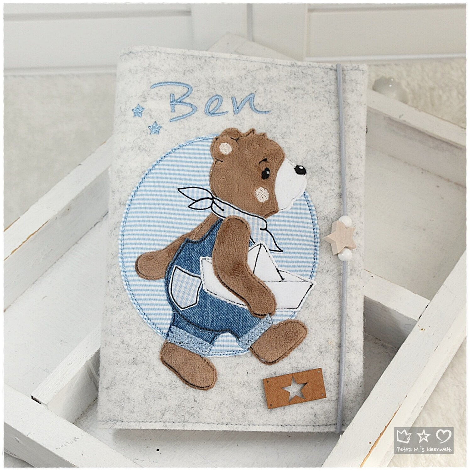 U-Hefthülle 'Bär Emil mit Papierboot', personalisierbar