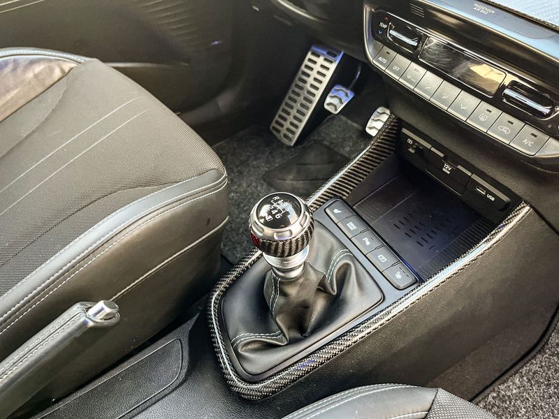 Echt Carbon Cover: Hyundai i20N Mittelkonsole Echt Carbon Cover: Hyundai i20N Mittelkonsole