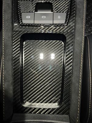 Seat / Cupra: Formentor: echt Carbon Abdeckung Mittelkonsole / Getränkehalter